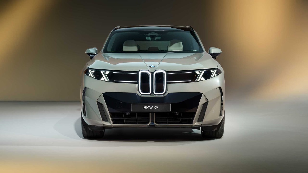 5세대 BMW X5 아이코닉 글로우 키드니 그릴 및 더블-X 헤드라이트 전면부