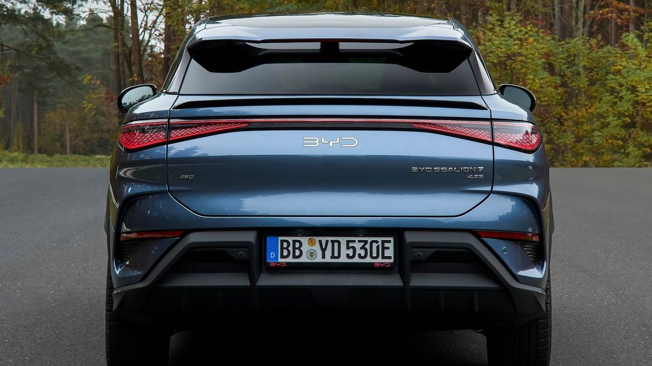 BYD 씨라이언 7 리어 테일게이트와 워터드롭 LED 테일램프
