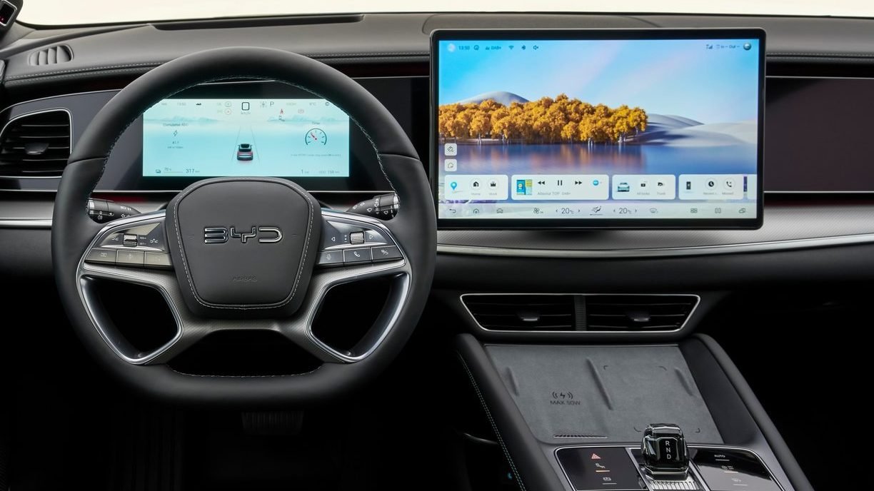 BYD 씨라이언 7 운전석 10.25인치 클러스터와 15.6인치 회전형 디스플레이